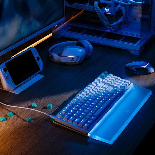 Teclado Gamer G512 X 98 Blanco de Logitech G, en contexto de uso