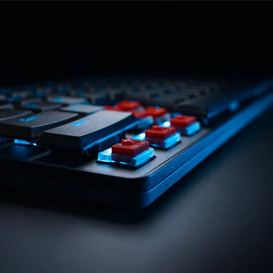 Teclado Gamer G515 RAPID TKL Negro de Logitech G, en contexto de uso