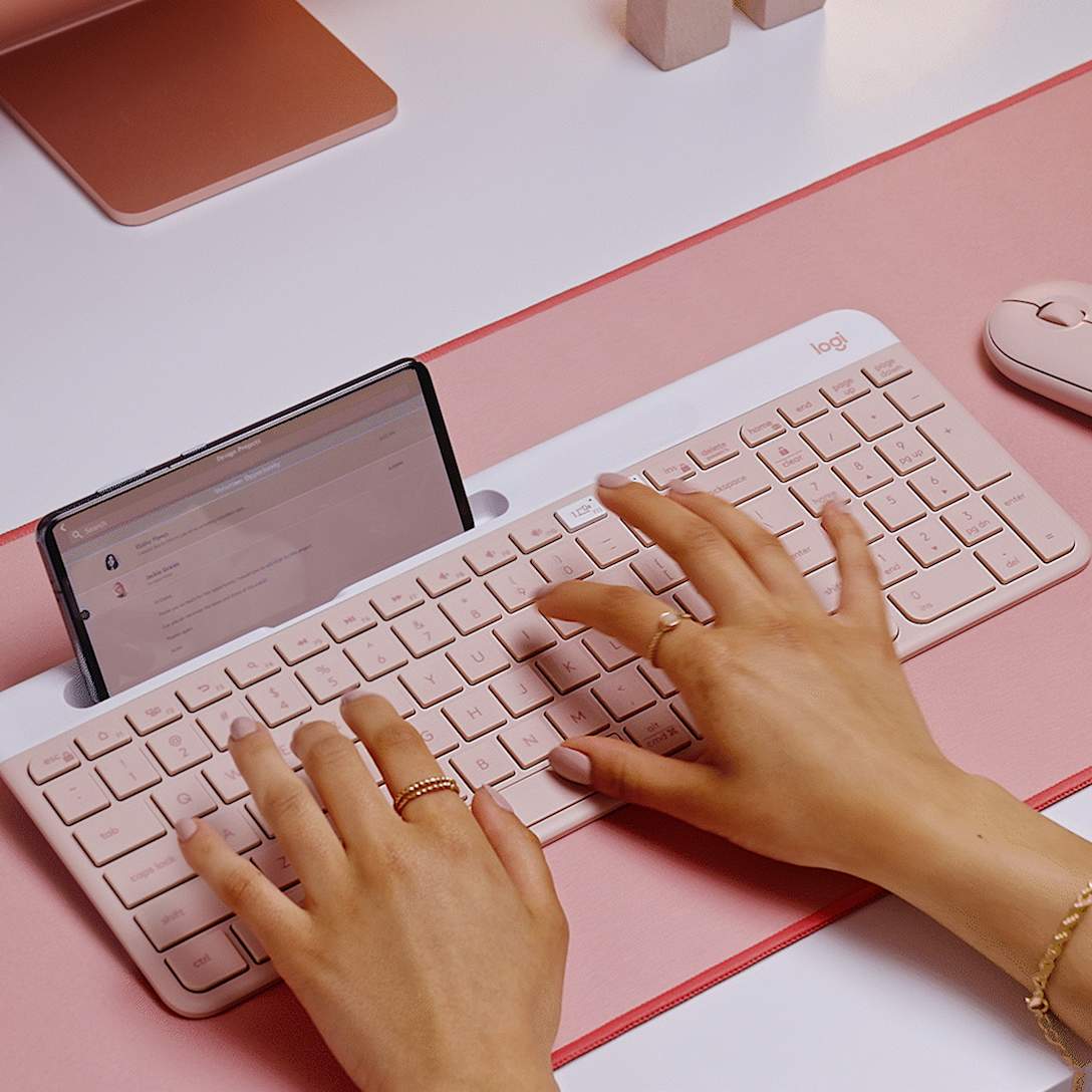 Teclado Inalámbrico K585 Slim Multi-Device Rosa de Logitech, vista adicional 3