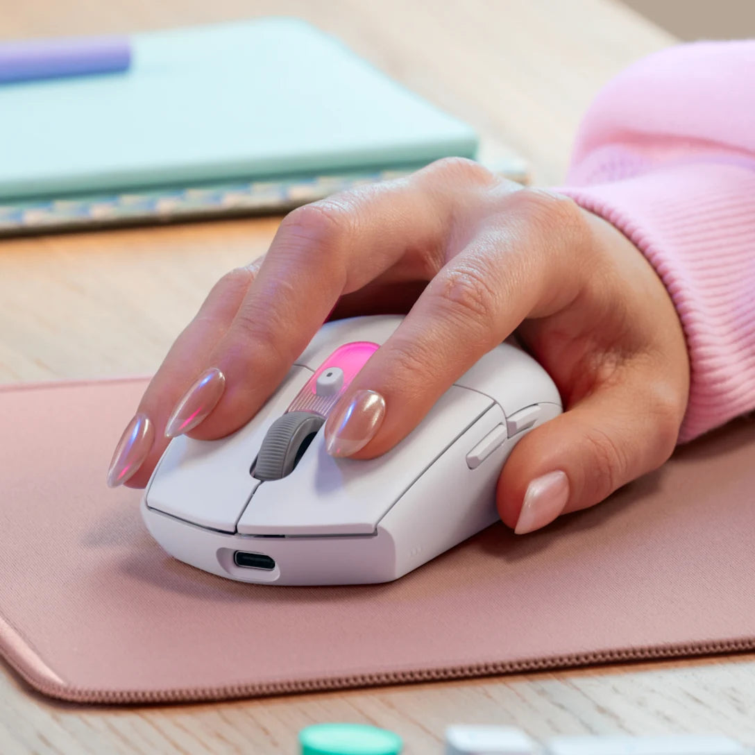 Mouse Gamer G305 X Superlight Blanco de Logitech G, en contexto de uso