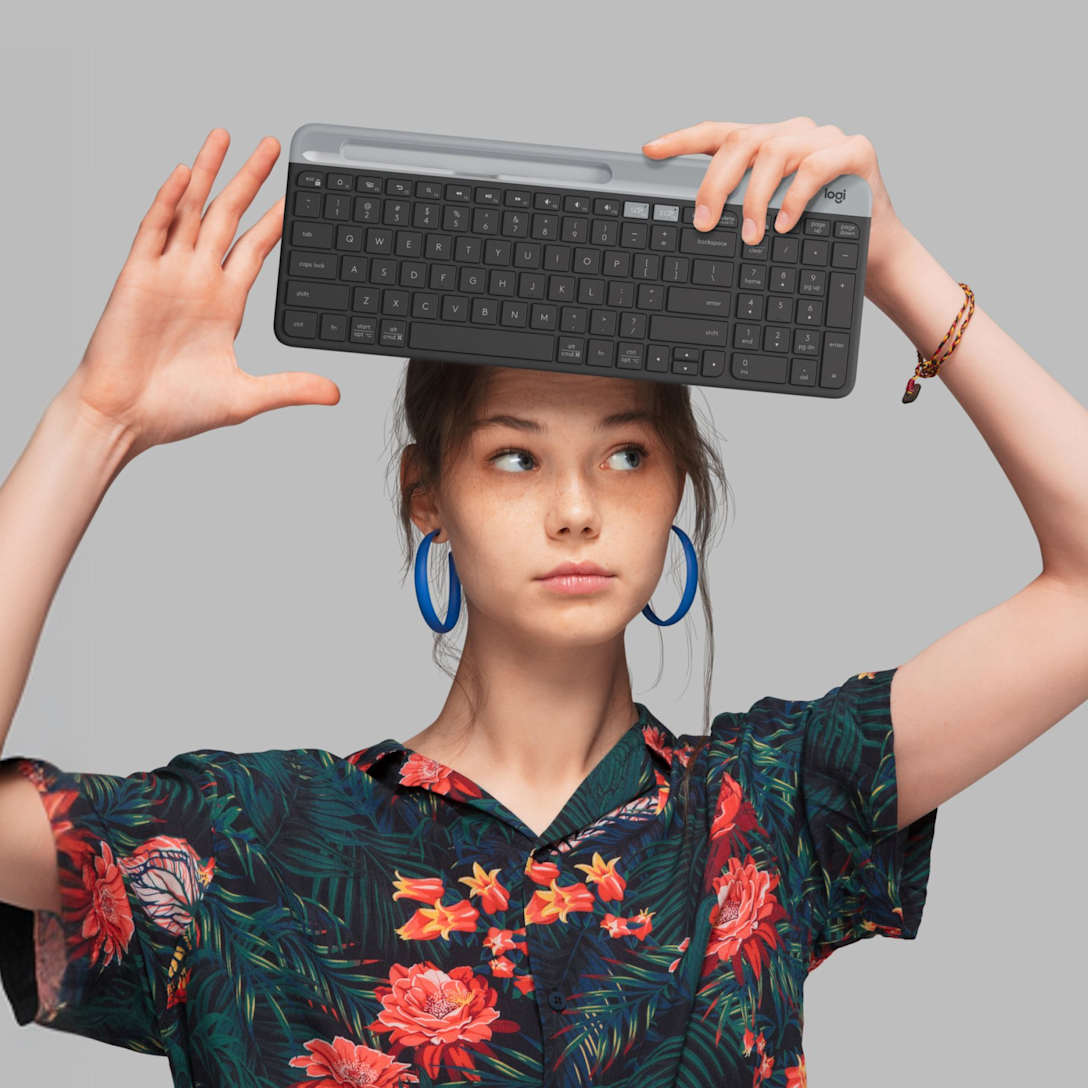 Teclado Inalámbrico K585 Slim Multi-Device Grafito de Logitech, vista adicional 4