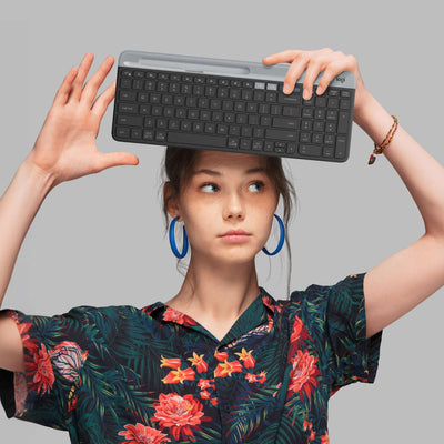 Teclado Inalámbrico K585 Slim Multi-Device Grafito de Logitech, vista adicional 4