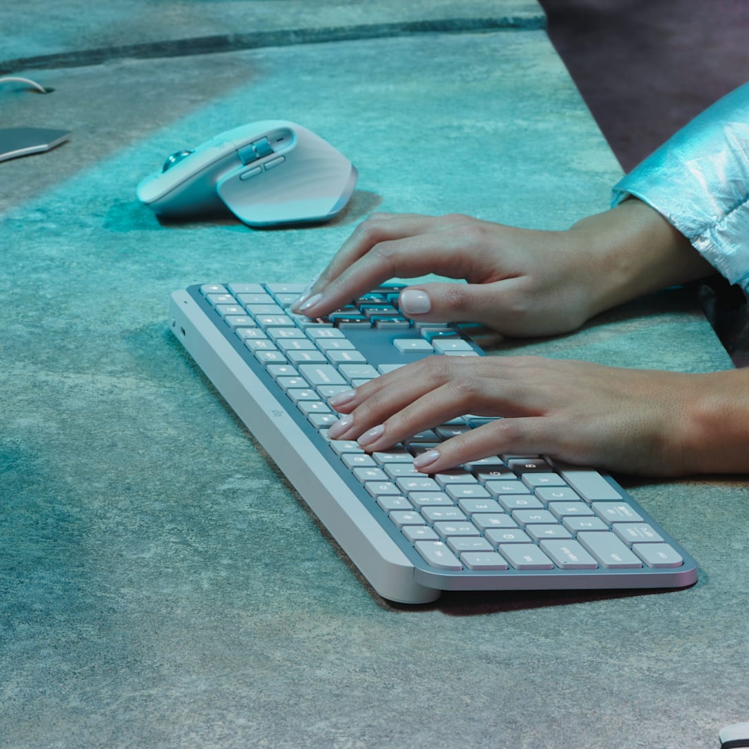 Teclado Inalámbrico MX Keys S Gris Pálido de Logitech, vista adicional 3