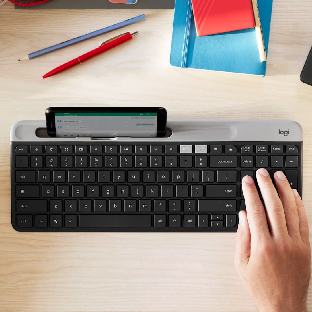 Teclado Inalámbrico K585 Slim Multi-Device Grafito de Logitech, vista adicional 3