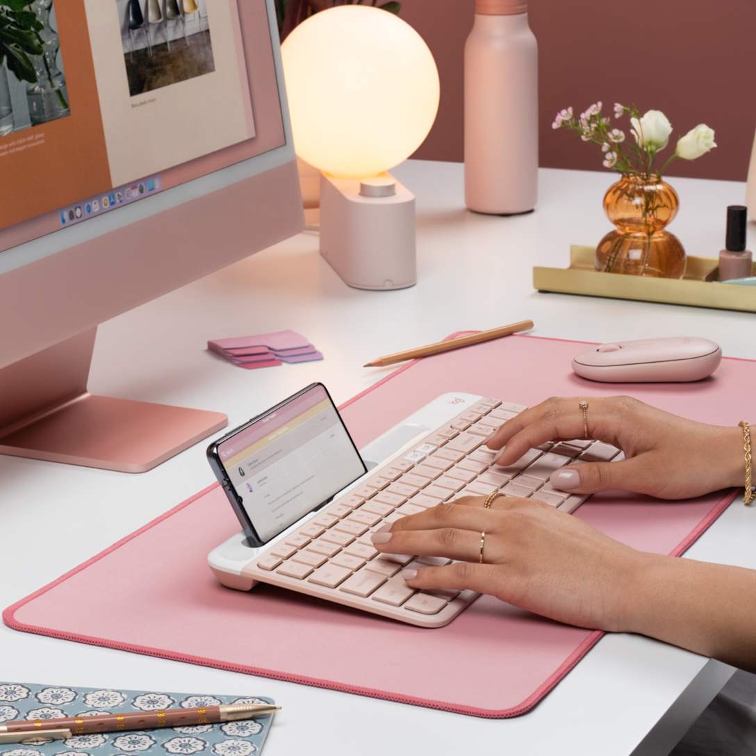 Teclado Inalámbrico K585 Slim Multi-Device Rosa de Logitech, vista adicional 2